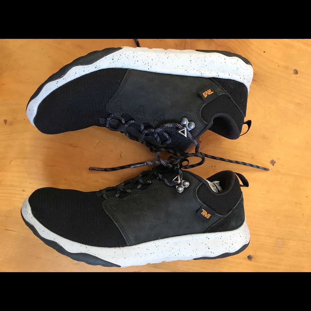 Teva women’s sneakers size 9.5
